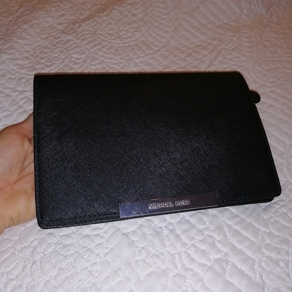 Michael Kors wallet on chain /clutch - Picture 2 of 16